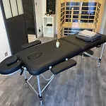 T2 rénové, jaccuzi, sauna, sièges massants, jardin, parking, métro