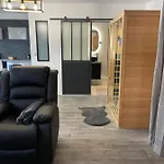 T2 rénové, jaccuzi, sauna, sièges massants, jardin, parking, métro