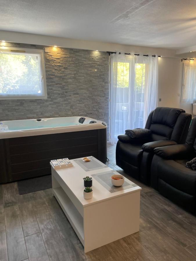 T2 Rénové, Jaccuzi, Sauna, Sièges Massants, Jardin, Parking, Métro Appartement *